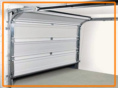 Puerta de garaje seccional: CONFORTTA - Seguridad, confort, aislamiento térmico y acústico.