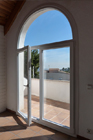 https://www.confortta.com/images/galeria/imatges/finestres/balconera-forma-corba-pvc-veka-softline-blanc.jpg