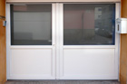 https://www.confortta.com/images/galeria/imatges/portes/porta-entrada-dos-fulles-desiguals-local-comercial-pvc-blanc-veka-softline.jpg